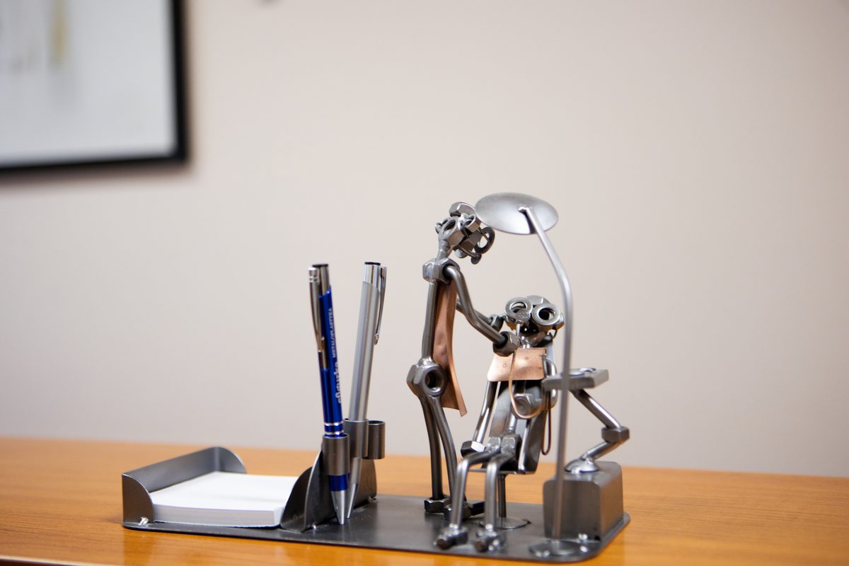 Figurka dentysty na biurku