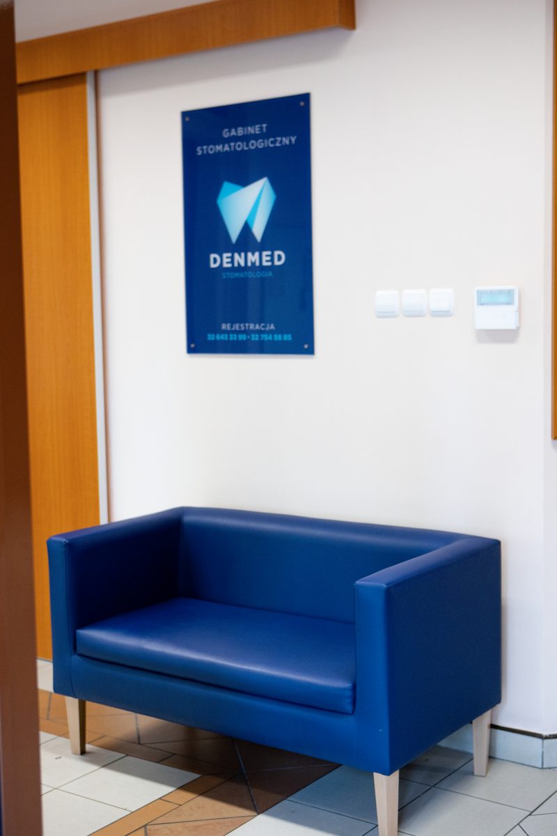 Poczekalnia z logo DenMed