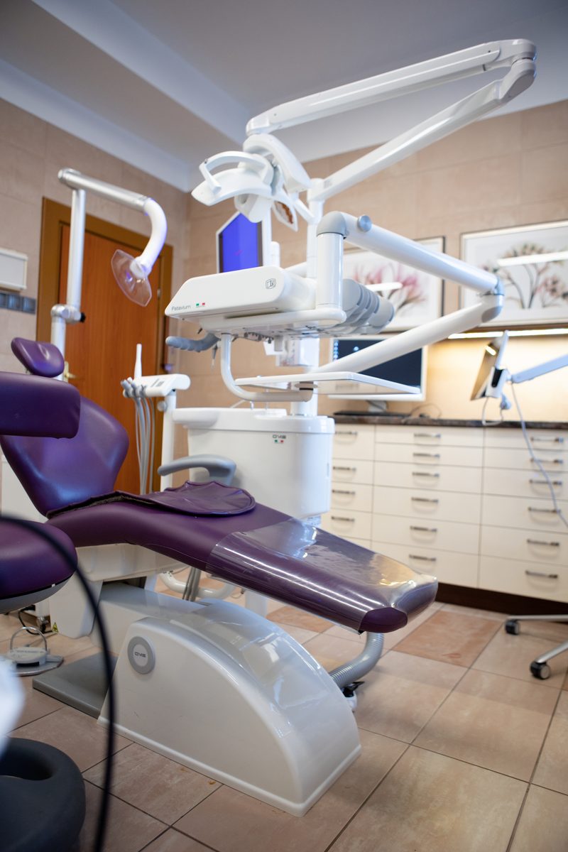 Gabinet zabiegowy – fotel i lampa